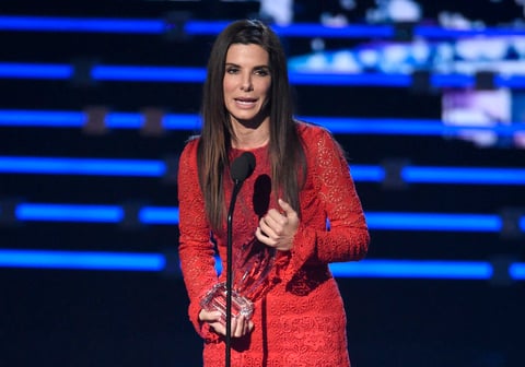 Sandra Bullock demostró una vez más ser la favorita del público al coronarse como Actriz Favorita de Cine en los People's Choice Awards 2016, galardón que se suma a los nueve que ha recibido en ediciones anteriores.