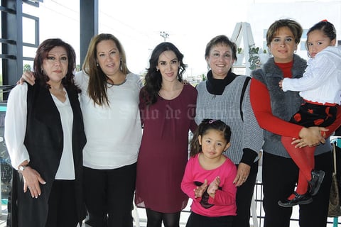 01012016 PRONTO SERá MAMá.  Ivonne Varela recibió múltiples felicitaciones y regalos por parte de las asistentes a su fiesta de canastilla. En la fotografía la acompañan: Vicky Salas, Daniela Pineda, Lili Varela, Tina Flores, Dany y Fernanda.