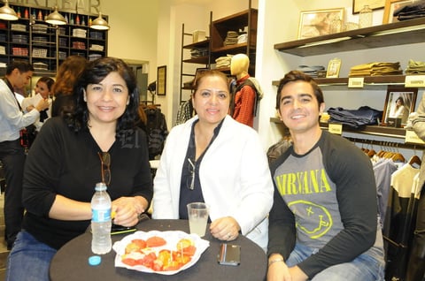 04012016 ASISTEN A APERTURA.  Laura, Rosario y Javier.