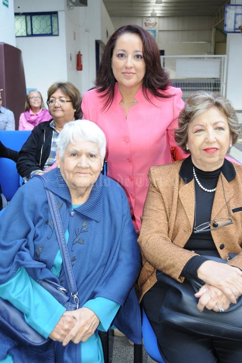04012016 ASISTEN A HOMENAJE.  Martha, Rosy y Adriana.