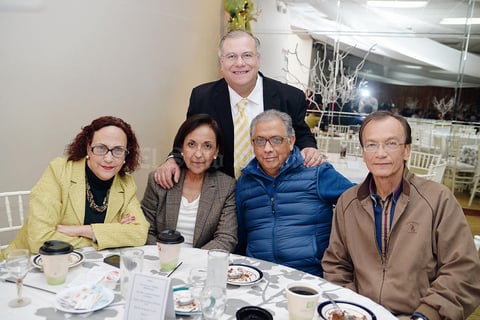 03012016 AMENO FESTEJO.  El Padre Miguel Ángel Cigarroa celebró su XXV aniversario de Ordenación Sacerdotal. En la imagen, lo acompañan Marcela, Lety, Alejandro y Luis Rey.