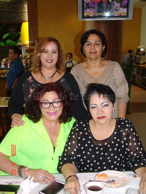 03012016 Fernanda y Manolo y sus tres María Luisas.