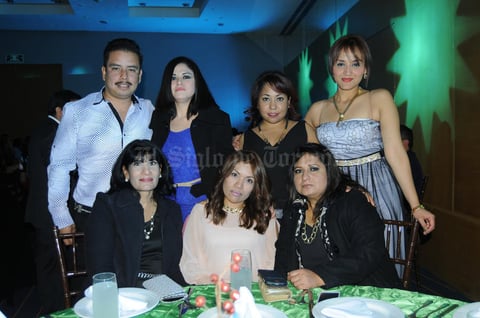 04012016 FESTEJAN.  Ma. Isabel, Fabiola, Sonia, Ma. de la Cruz, Mireya, Mariana y Miguel Ángel.