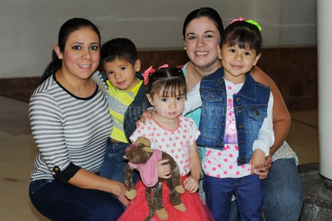 04012016 EN EL TEATRO.  Gaby, Adriana, Sara, Gabriel y Mía.