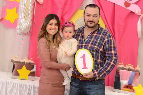 05012016 CUMPLE UN AñO.  María Fernanda Ceniceros Morales en compañía de sus papás, Fernanda y José,