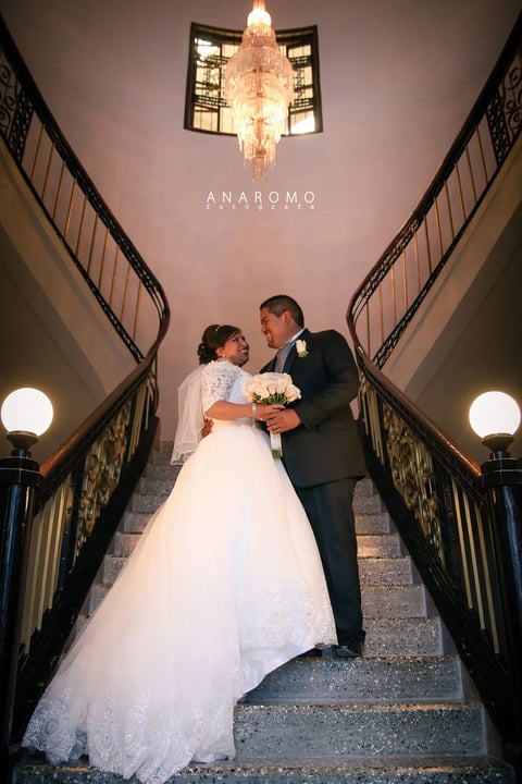03012016 El pasado 18 de diciembre del 2015, fue la fecha más importante para Adelita Azucena Martínez Castillo y Carlos Alfonso Macías Narváez, quienes decidieron unir sus vidas en sagrado matrimonio. Estuvieron a su lado, sus padres: Rodolfo Martínez Amaya y María Concepción Castillo Herrera; Jorge Macías Ibarra e Irene Narváez Robles.- Ana Romo Fotógrafa