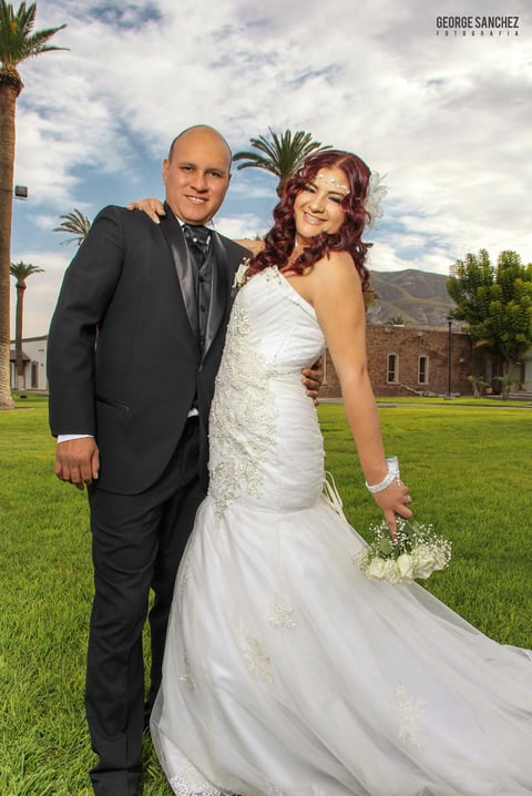 03012016 Talia López Vejar y Carlos Javier Contreras Rodríguez llegaron al altar de la Iglesia Sagrado Corazón de Jesús el pasado 26 de diciembre del 2015. Sus padres son los señores: Juan López Saldaña (f) y Bertha Vejar Vázquez; Raúl Contreras Sanz y Rosa Rodríguez Saucedo.- George Sánchez Fotografía