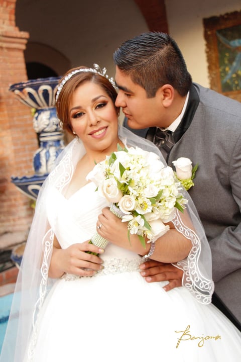 03012016 Unieron sus vidas en matrimonio, Arq. Claudia Janeth DomÃ­nguez Valadez y Arq. Carlos Estrada Favela el 19 de diciembre del 2015 en el JardÃ­n de la Hacienda de San Fernando en punto de las 7:00 de la tarde. Son hijos de los seÃ±ores: JosÃ© Marcos DomÃ­nguez Borjas y MarÃ­a del Carmen Valadez Ortiz; Ausencio Estrada Olague y LucÃ­a Favela Murillo.- BenjamÃ­n FotografÃ­a