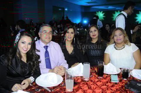 07012016 EN RECIENTE FESTEJO.  Daniela, Carlos, Paty, Carmen e Ivonne.