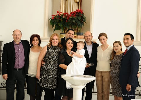 Ian Forsten con sus papás y padrinos