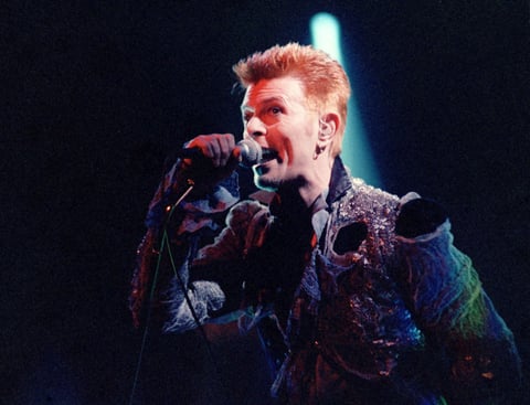 Bowie, una de las más grandes leyendas del Rock and Roll, lanzó más de 24 discos de larga duración durante toda su carrera, en la que se registran las diferentes etapas que vivió el músico a partir de la década de los 70.