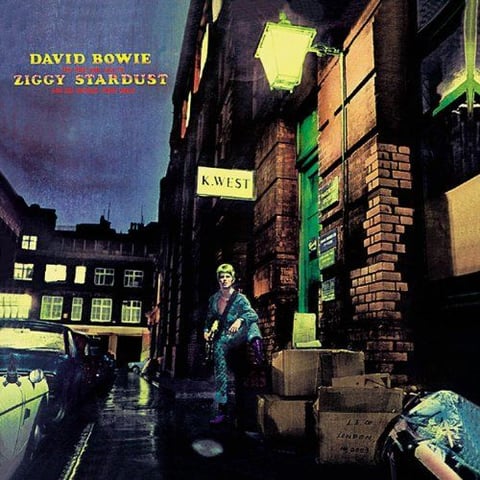 Mucho antes de que los alter ego y los atuendos descabellados se volvieran habituales en el pop, Bowie revolucionó el mundo de la música con el lanzamiento de su álbum de 1972 The Rise of Ziggy Stardust and Spiders from Mars, que introdujo a uno de los personajes más famosos de la música.