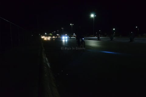En el Periférico a la altura de la PGJEC hay luminarias en el Camellón Central, pero los laterales están a oscuras.