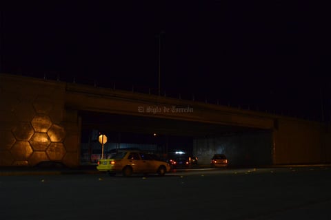 También sobre el Periférico, el Puente Valle Verde por arriba y por la parte inferior, se encuentra totalmente a oscuras.