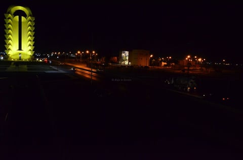 En el Periférico Raúl López Sánchez a la altura de la Puerta Amarilla, una de las principales entradas a la ciudad, todas las luminarias están apagadas.