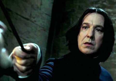 El actor británico Alan Rickman, famoso por su personaje del profesor 'Snape' en Harry Potter perdió la batalla contra el cáncer en enero de 2016 a los 69 años de edad.