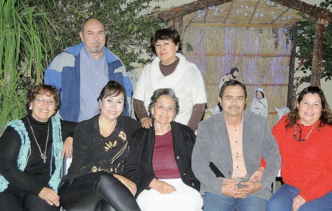 13012016 PASAN AMENA VELADA.  Integrantes de la Familia Román acompañados de algunos amigos disfrutando una rica cena.