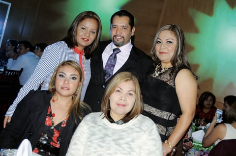 13012016 EN RECIENTE FESTEJO.  Rocío, Juan, Lulú, Diana y Ana.