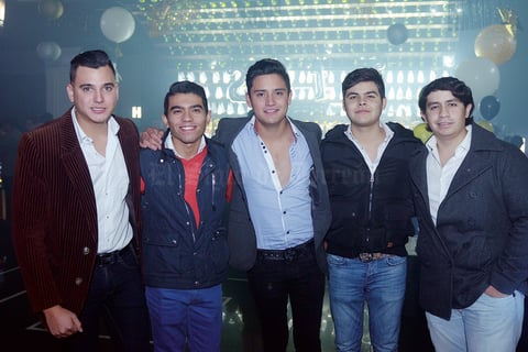 11012016 ENTRE AMIGOS.  Fernando, Roberto, Javier, Karry y Diego.