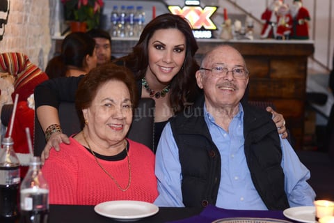 10012016 EN FAMILIA.  Daniella Ramírez en compañía de sus abuelitos, Olivia y Ernesto.