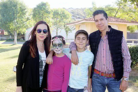 10012016 EN FAMILIA.  Luis Alberto Ávila y Mayte Reyes con sus hijos, Juan Pablo y Ma. Fernanda.