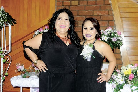 10012016 Muy emocionada la festejada en compañia de su mamá, Sandra Lilia Vázquez  Gómez.