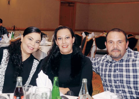 11012016 POSAN PARA LA FOTO.  Rosario, Imelda y Jesús.