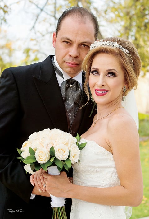 Dra. María Dolores Ortega Pérez y Dr. Luis Enrique Leyva Martínez el día de su boda.
La ceremonia religiosa se llevó a cabo el 26 de diciembre del 2015. Sus padres son los
señores: C.P. Aarón Ortega Vieyra y C.P. María Dolores Pérez Freyre; C.P. Evangelina
Leyva Martínez.- David Lack Fotografía