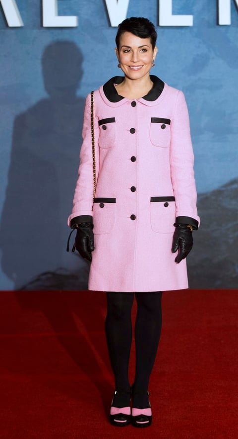 La actriz sueca Noomi Rapace lució un atuendo en tonalidades rosas durante la alfombra roja.