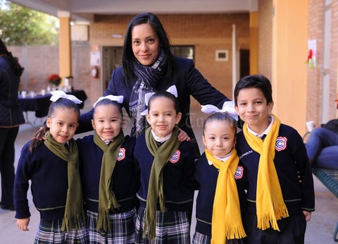 15012016 EN EL COLE.  Renata, Bárbara, Lety, Alejandra, Igancio y Miss Karina.