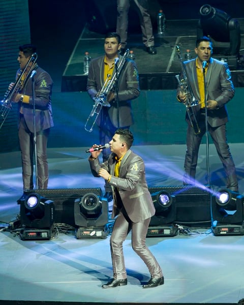 Siguieron con Te quiero a ti, de Los Bukis, y La boa, original de La Sonora Santanera, donde uno de ellos bajó de la tarima a bailarle a sus fans.