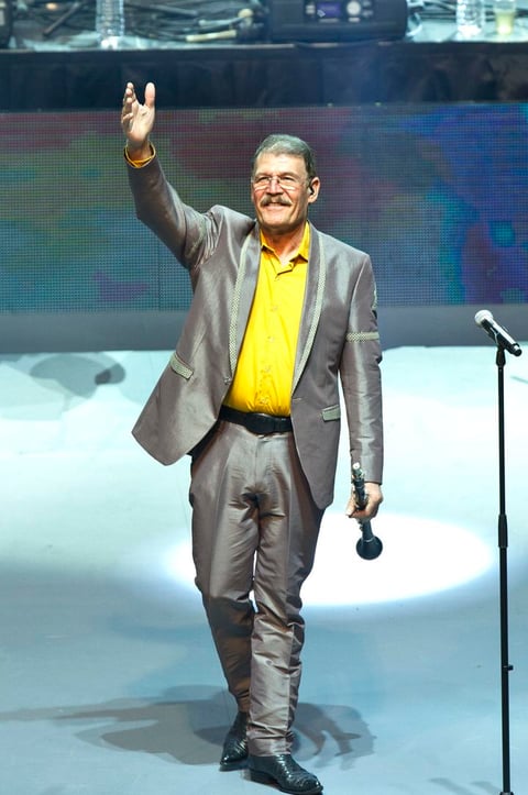 En su gira Ojos en Blanco los liderados por René Camacho vistieron trajes color gris con camisas amarillas y confesaron ir por todo a buscar a las mujeres solteras.