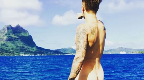 El cantante causó revuelo al publicar una foto sin ropa dejando ala vista su trasero, misma que después eliminó.