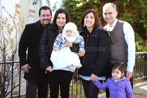 16012016 La pequeña Sofía Jaramillo Rosales en compañía de sus padres, Néstor Gerardo Jaramillo Ochoa y Karla Janeth Rosales Salas; y sus padrinos, Erik Bouchard y Ana Carmen Ramírez Cano.- Erick Sotomayor Fotografía