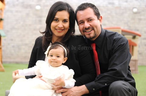 Con sus papás, Karla Janeth Rosales Salas y Néstor Gerardo Jaramillo Ochoa