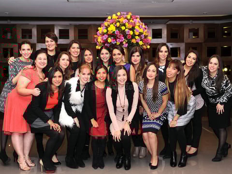 Ana Laura con sus amigas
