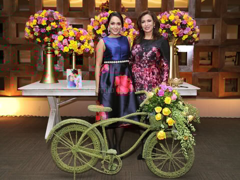 Con su mamá, Yolanda Mondragón de Ornelas