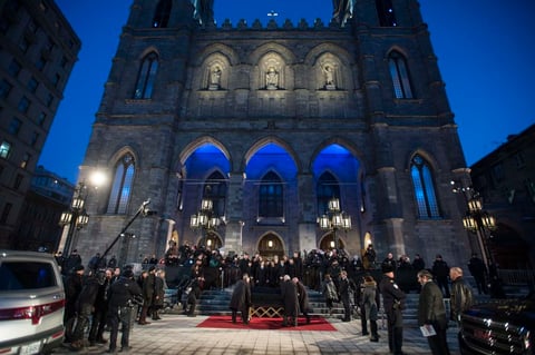 La Basílica de Notre-Dame, en el llamado “viejo Montreal”, fue la sede del funeral, que inició cuando miles de personas acudieron a presentar sus condolencias a la cantante.