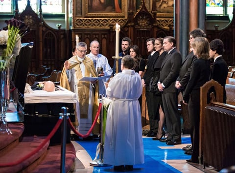 Centenares de personas, entre ellas la esposa del primer ministro de Canadá, Sophie Grégoire-Trudeau, acompañaron a la cantante.