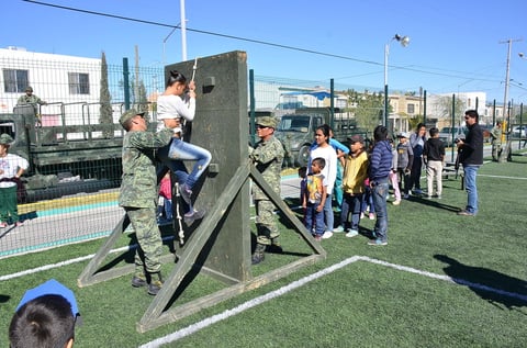 Los elementos del Ejército Mexicano llevaron estructuras de rappel y de obstáculos especiales para que los niños las escalaran con su ayuda.