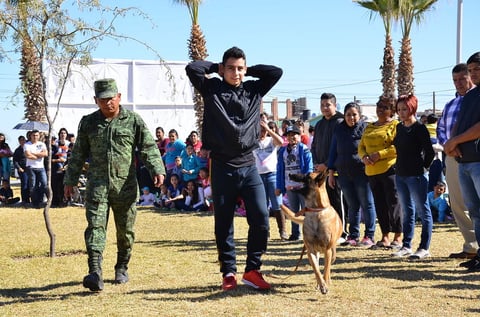 Elementos de Sedena llevaron a cabo dinámicas para exhibir parte de su trabajo frente a decenas de familias laguneras.