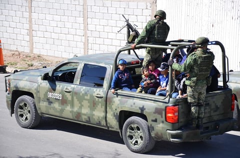 Los pequeños pudieron subir a los camiones del Ejército Mexicano que en convoy, desfilaron por todo el sector con los menores a bordo.