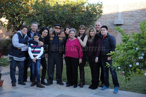 Erick Sotomayor Ruiz
 CUMPLEAÑOS DR JESUS MENDOZA ORNELAS.
83 AÑOS 
ACOMAPAÑDO DE SU ESPOSA ELSA ROSA GONZALEZ DE MENDOZA Y SUS HIJAS ELSA PATRICIA,LILIANA Y ROSAURA.