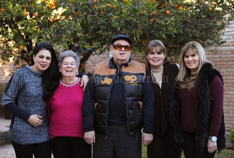 Erick Sotomayor Ruiz
 CUMPLEAÑOS DR JESUS MENDOZA ORNELAS.
83 AÑOS 
ACOMAPAÑDO DE SU ESPOSA ELSA ROSA GONZALEZ DE MENDOZA Y SUS HIJAS ELSA PATRICIA,LILIANA Y ROSAURA.