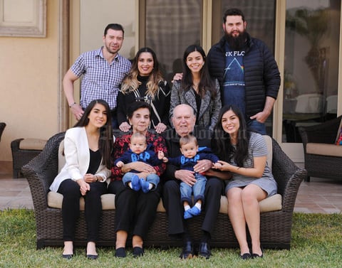 Erick Sotomayor Ruiz
 CUMPLEAÑOS DE DON ENRIQUE MENENDEZ Y 60 ANIVERSARIO DE CASADOS CON SU ESPOSA CAROLINA DE MENENDEZ.
Con sus nietos