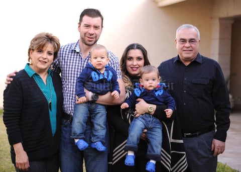 Erick Sotomayor Ruiz
 CUMPLEAÑOS DE DON ENRIQUE MENENDEZ Y 60 ANIVERSARIO DE CASADOS CON SU ESPOSA CAROLINA DE MENENDEZ.
Marcela,Franco,Mariano,Carlos,Ana y David.