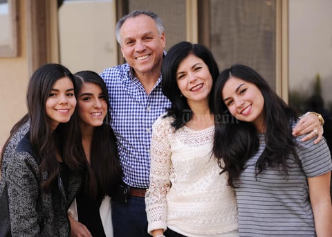 Erick Sotomayor Ruiz
 CUMPLEAÑOS DE DON ENRIQUE MENENDEZ Y 60 ANIVERSARIO DE CASADOS CON SU ESPOSA CAROLINA DE MENENDEZ.
Fernando,Cecy,Cecy,Sofia y Marcela.