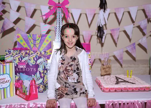 Erick Sotomayor Ruiz
 PIÑATA ANYA ZERMEÑO CASALE.
8 AÑOS.
ACOMPAÑADA DE SU MAMA ASTRID CASALE DE ZERMEÑO.