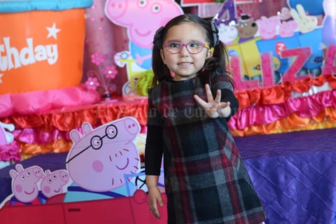 PIÑATA DE ELIZA MARIA SALCIDO MATIAS 4 AÑOS
 con sus papás Ignacio y Perla
