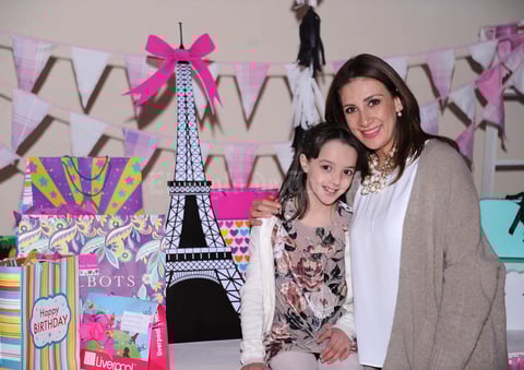 Erick Sotomayor Ruiz
 PIÑATA ANYA ZERMEÑO CASALE.
8 AÑOS.
ACOMPAÑADA DE SU MAMA ASTRID CASALE DE ZERMEÑO.